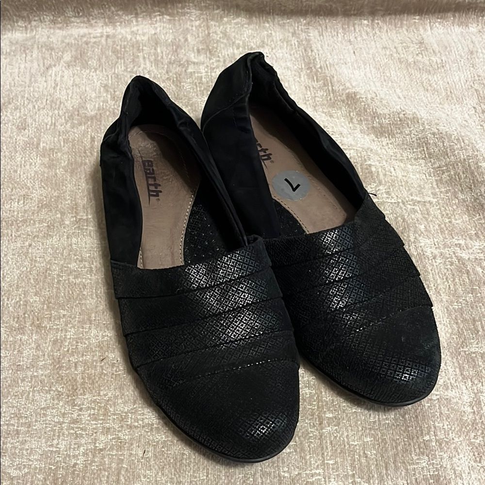 Earth Black Minimalist Flats